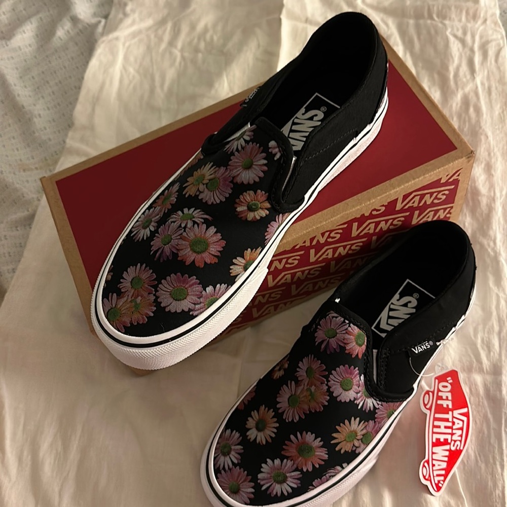 Brand New with Box Vans Asher Vans Size 6.5-Floral Daisy Slip Ons